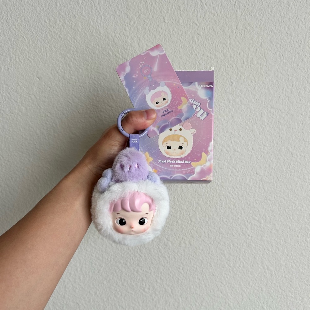 *SOLD* Pop mart hacipupu constellation series pendant - Aquarius